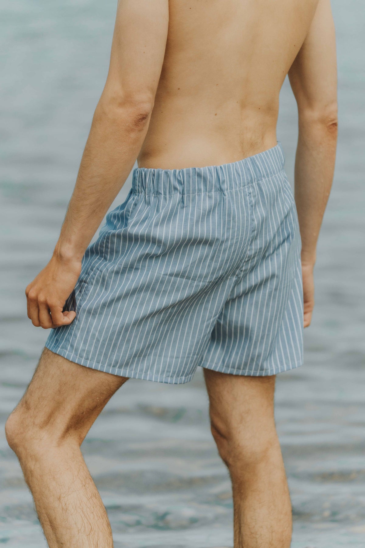 Vue dos du caleçon homme Théau mettant en avant la taille élastiquée et la coupe confortable pensée pour le quotidien