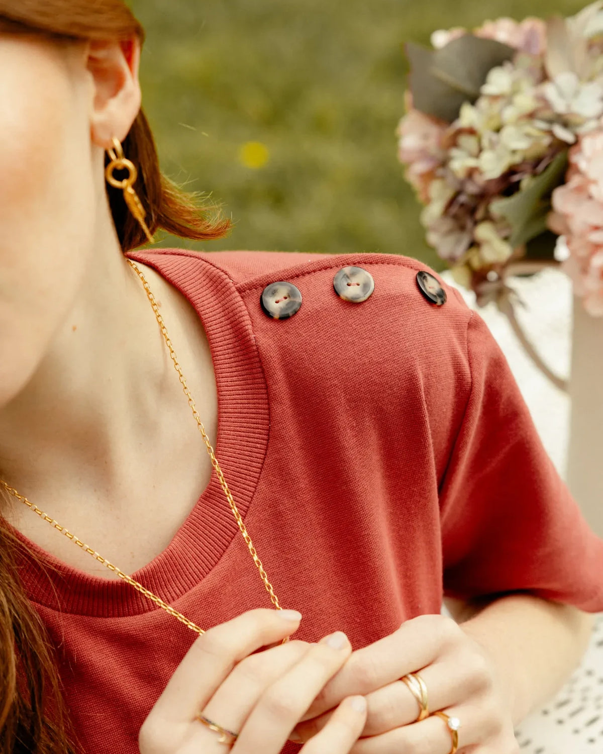 Les boutons du t-shirt rouge Capucine de Maéli Paris.