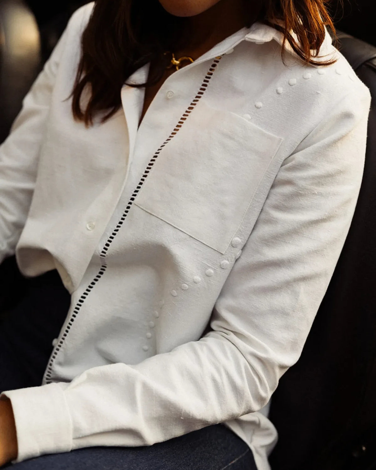 Patron couture Maéli, chemise Clémentine blanche, upcycling d'un drap vintage blanc brodée