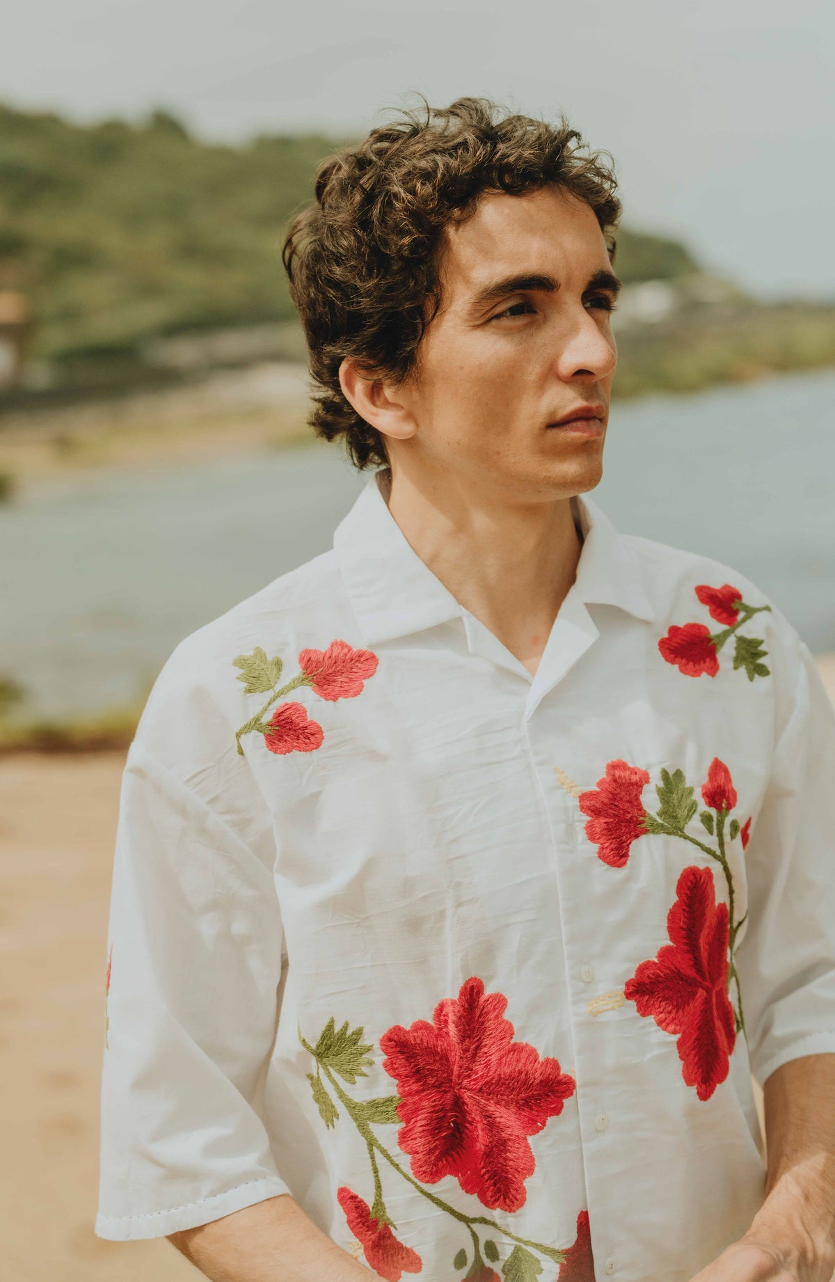 Patron de couture chemise homme Clement personnalise avec broderies florales, coupe droite et manches courtes