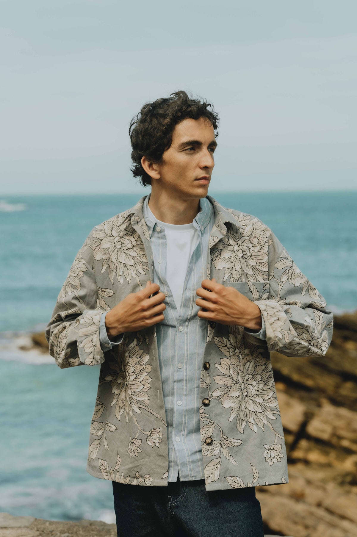 Patron de couture chemise homme Clement porte en surchemise, coupe ample et confortable ideale pour l upcycling textile