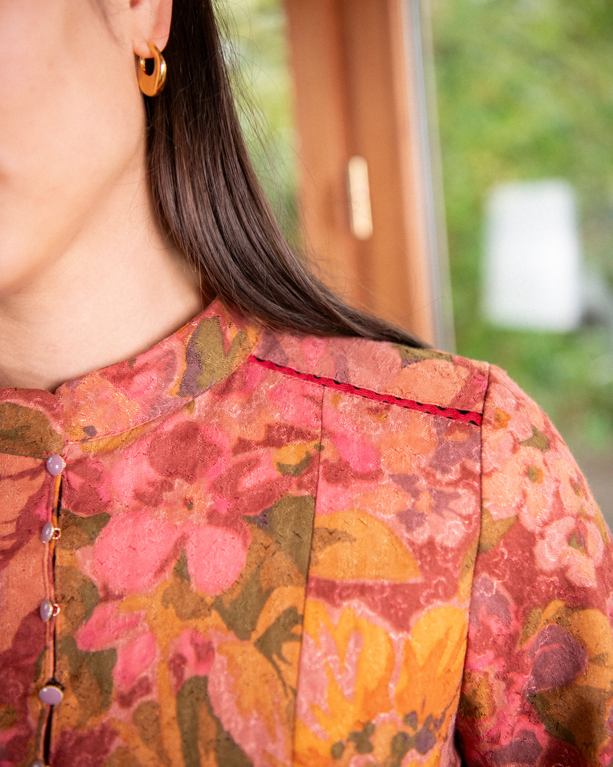 detail epaule avec finition et incrustation dentelle blouse clothilde patron couture