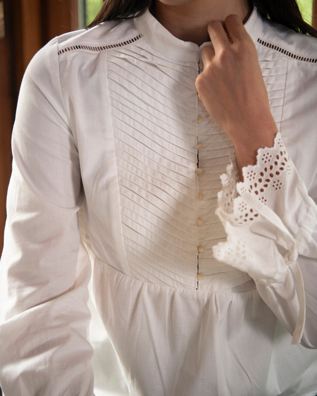 detail col montant et plastron plis religieuse blouse clothilde patron couture