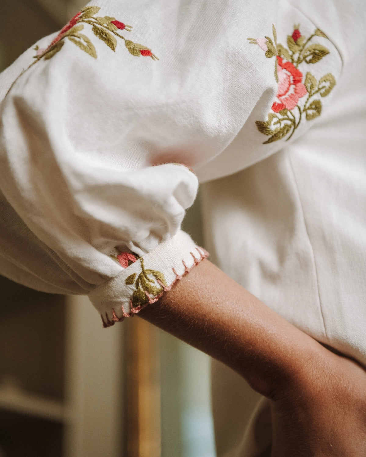 Blouse Marion Maéli Paris, détails floraux sur manches, tissu upcyclé.