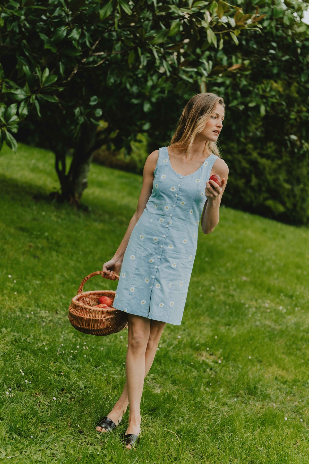 Patron de couture robe contrée Delphine sans manches avec boutonnage devant, version bleu à marguerites