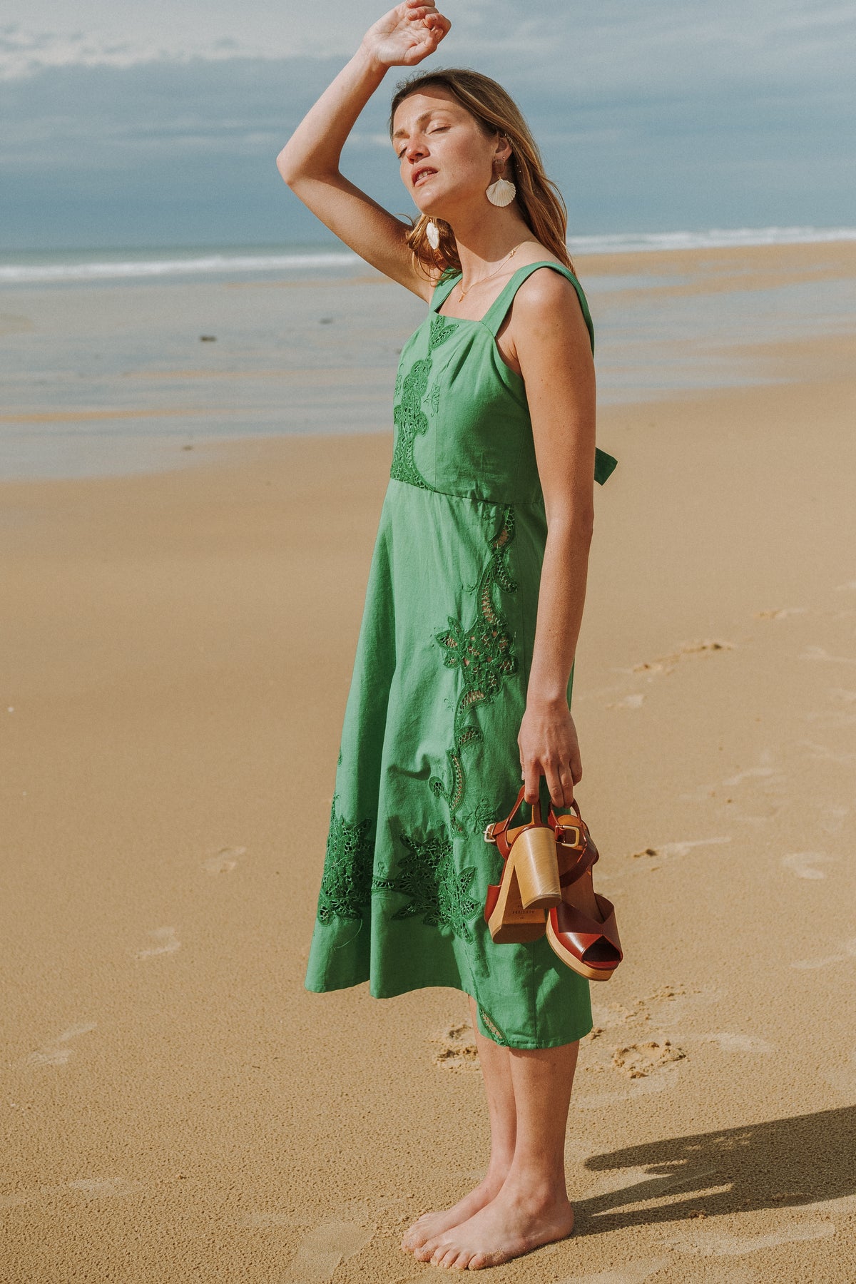 Patron robe Sandrine version courte avec decoupe taille et details de broderie ajouree