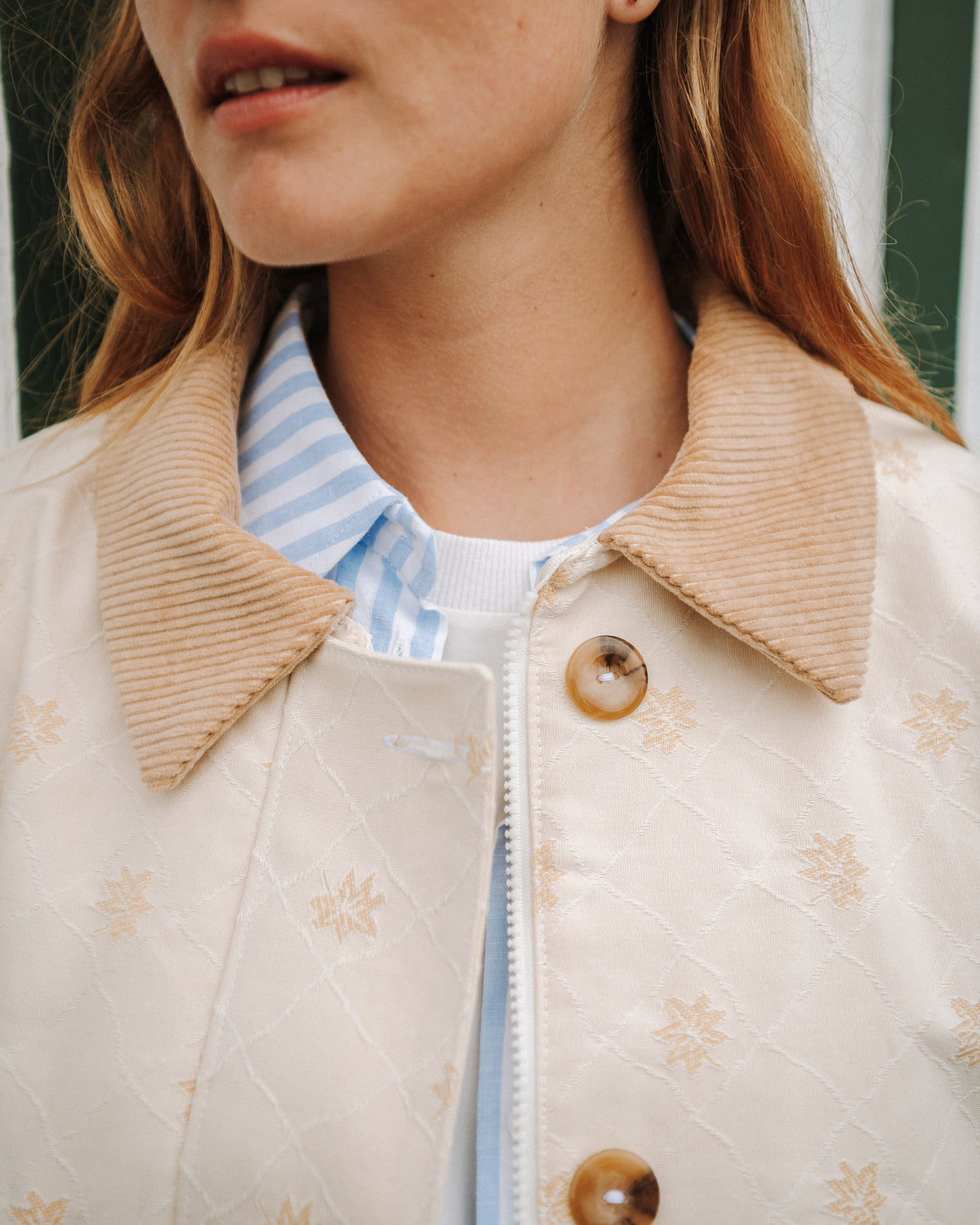 Detail patron veste Marie avec col en contraste, boutonniere et finitions soignées