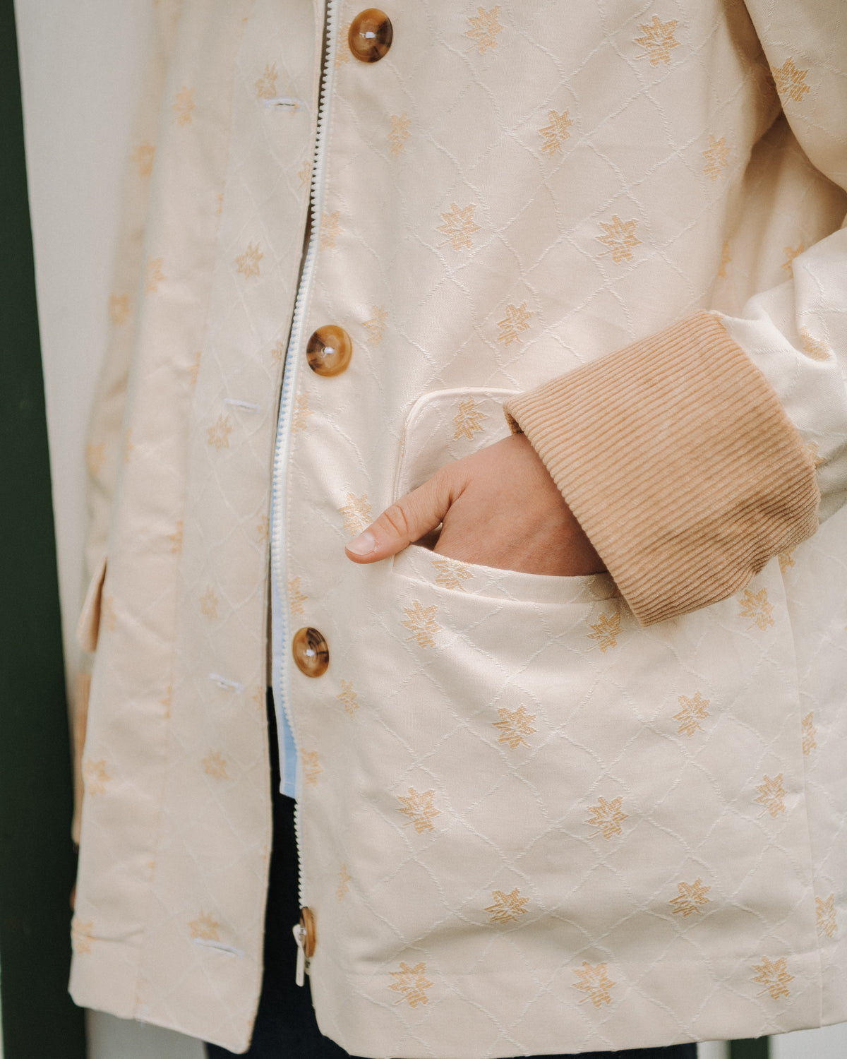 Detail poche plaquee et bas de manche du patron veste Marie avec finitions couture