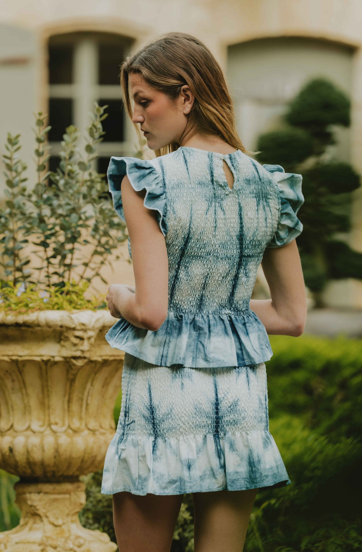 Patron de couture top & jupe Hortense vue dos avec smocks et ouverture d’encolure