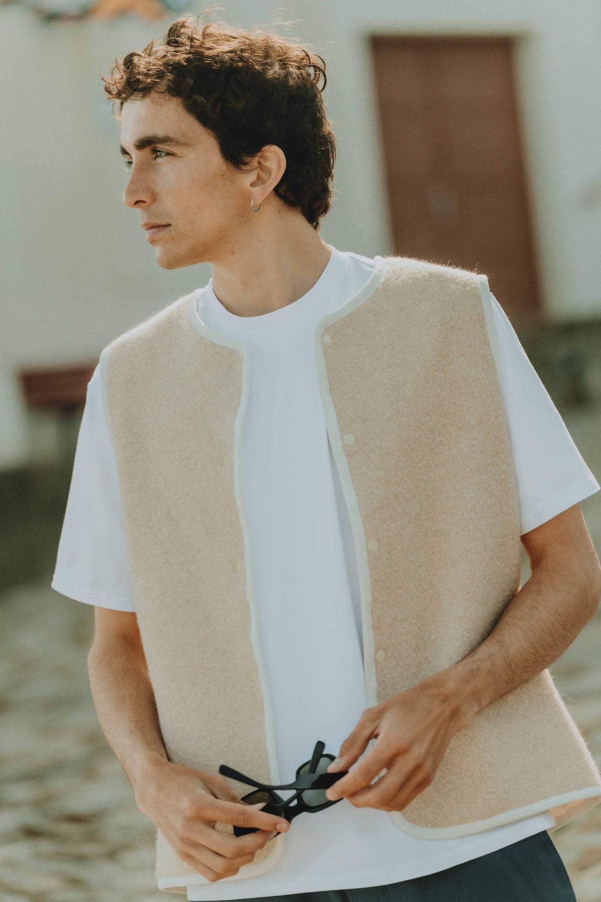 Patron de couture gilet sans manches homme Issa avec finition bordée et fermeture pressionnée