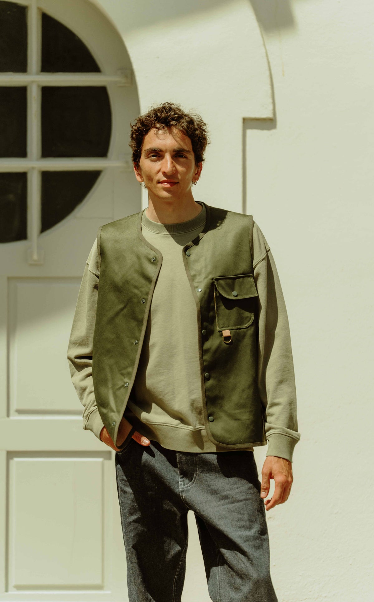 Patron de couture gilet sans manches homme Issa avec poche poitrine a rabat et anneau decoratif, style workwear contemporain
