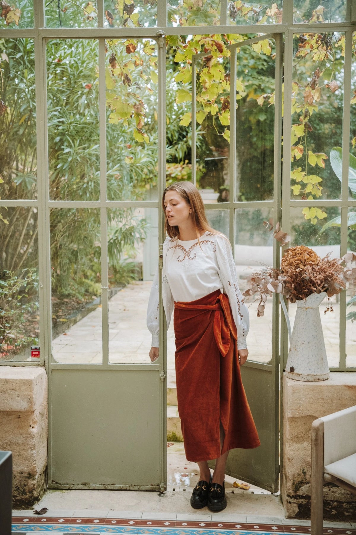 Jupe en velours orange upcyclé, nouée à l'aide d'un gros noeud, confectionnée grâce au patron Lisa.