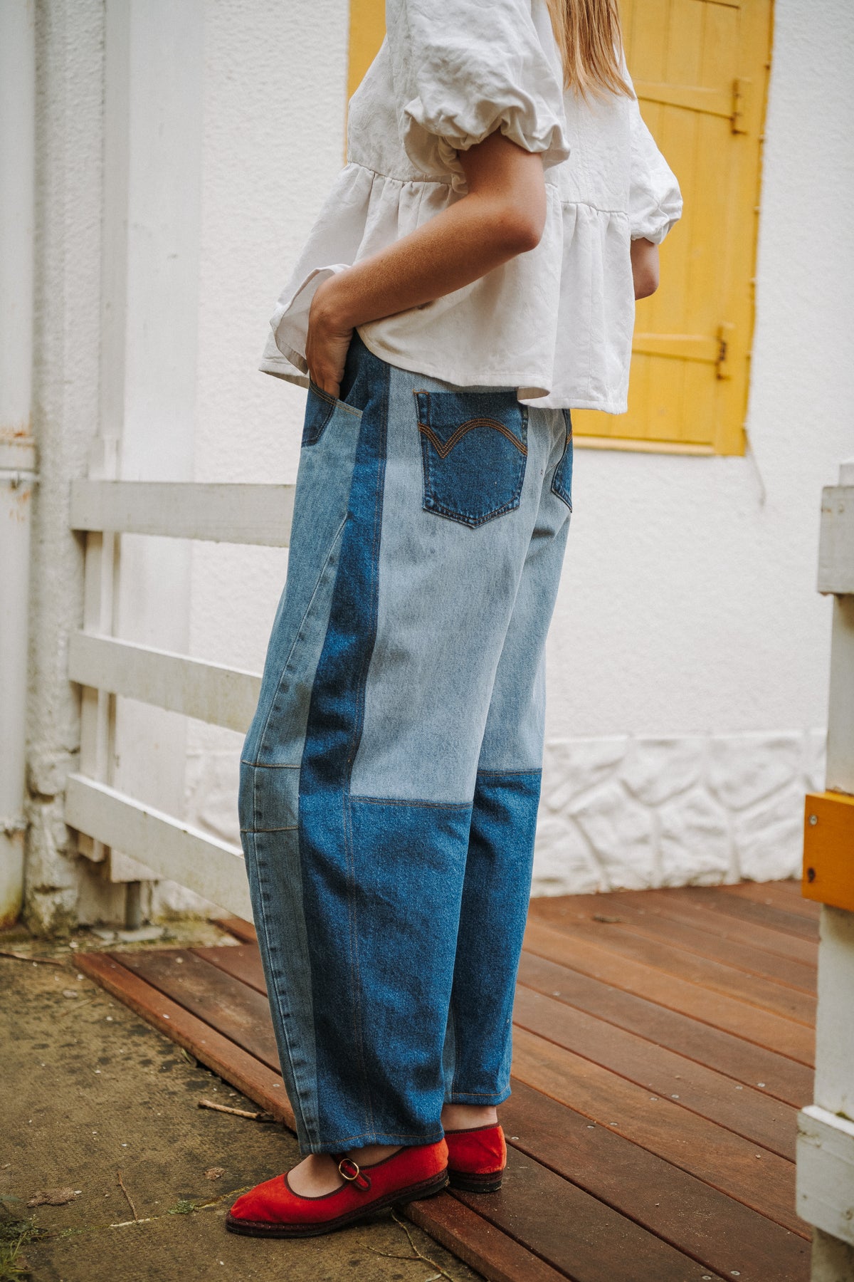 patron pantalon coupe barrel decoupes contrastantes style upcycling assemblage de pieces jean