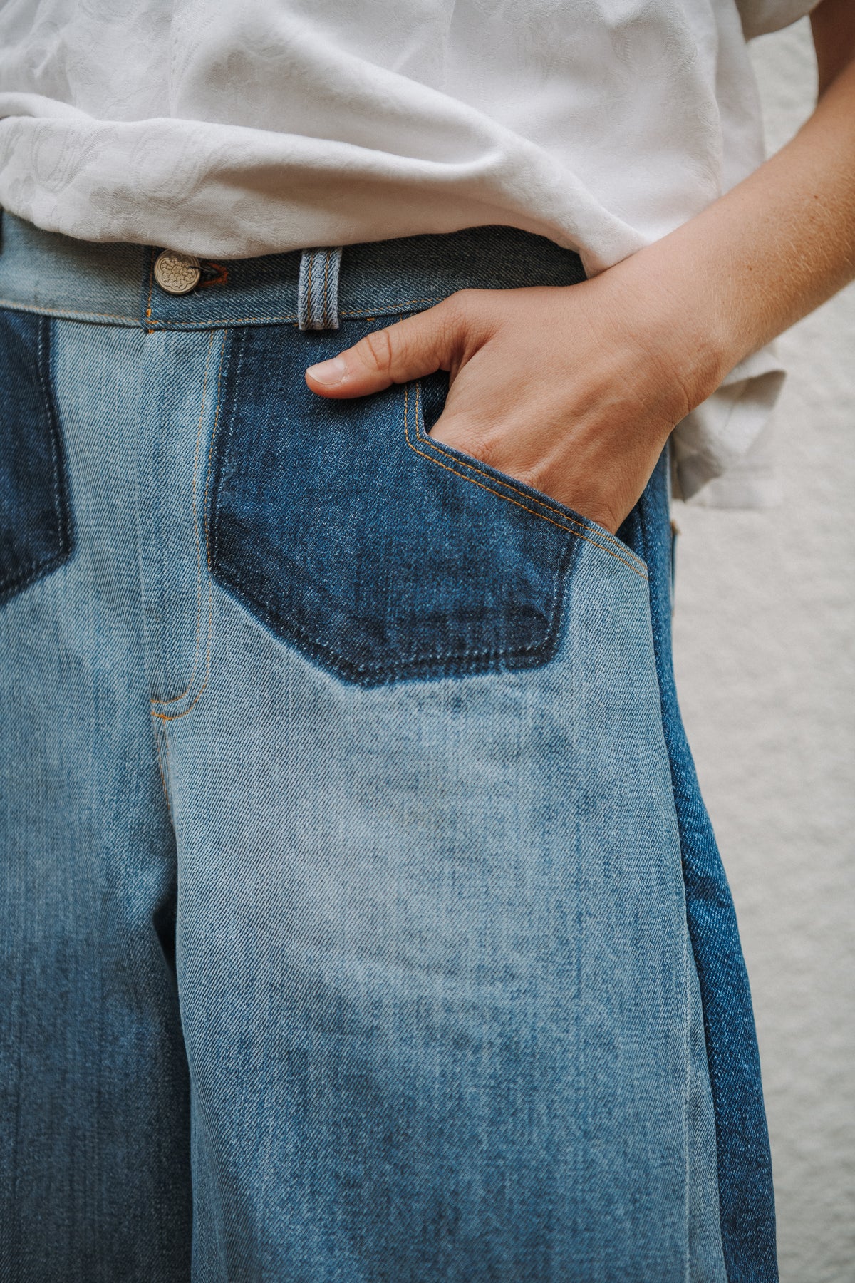 detail ceinture pantalon femme bouton et passants taille haute finition propre couture