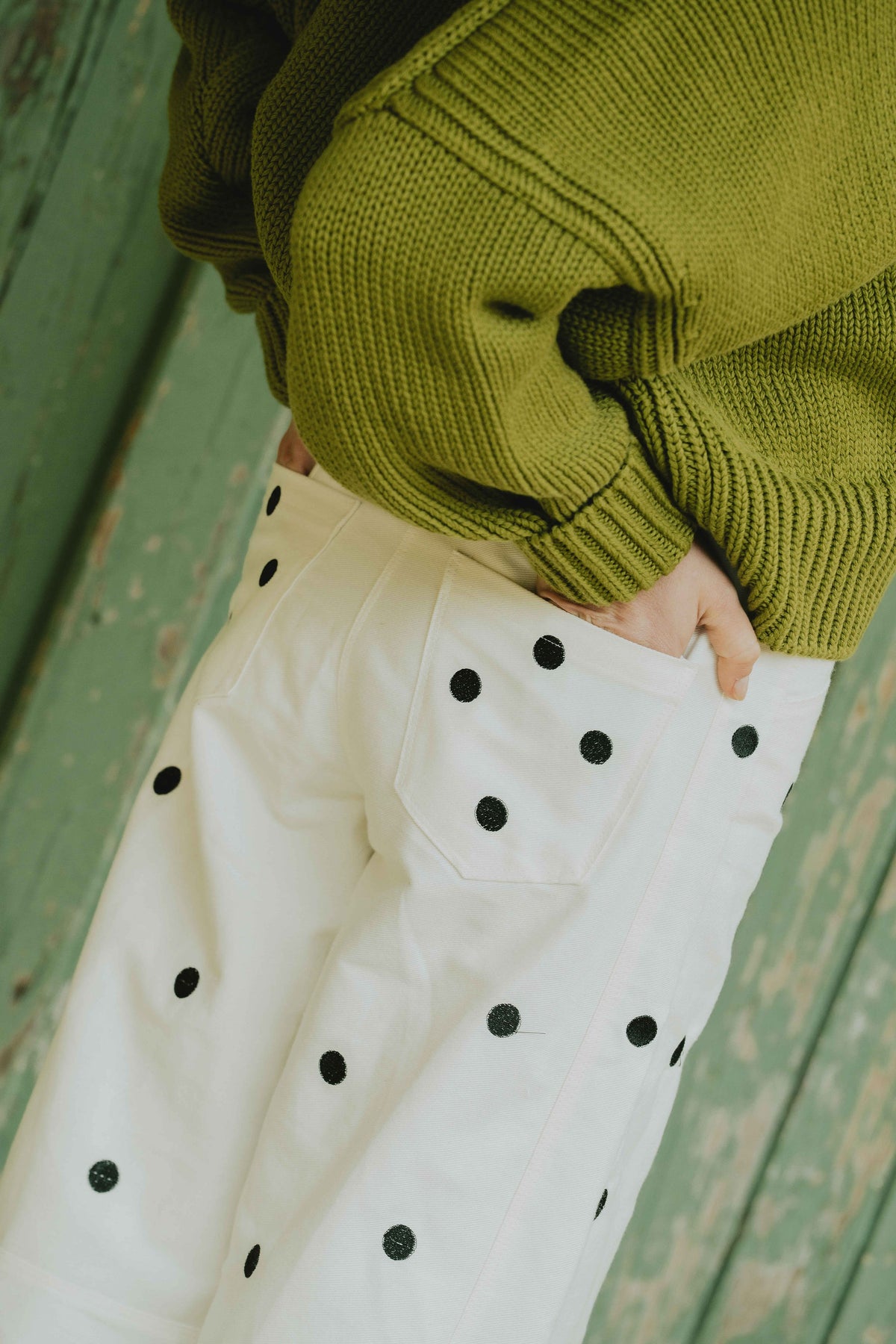 detail poche dos pantalon femme coupe barrel surpiqures et finitions couture