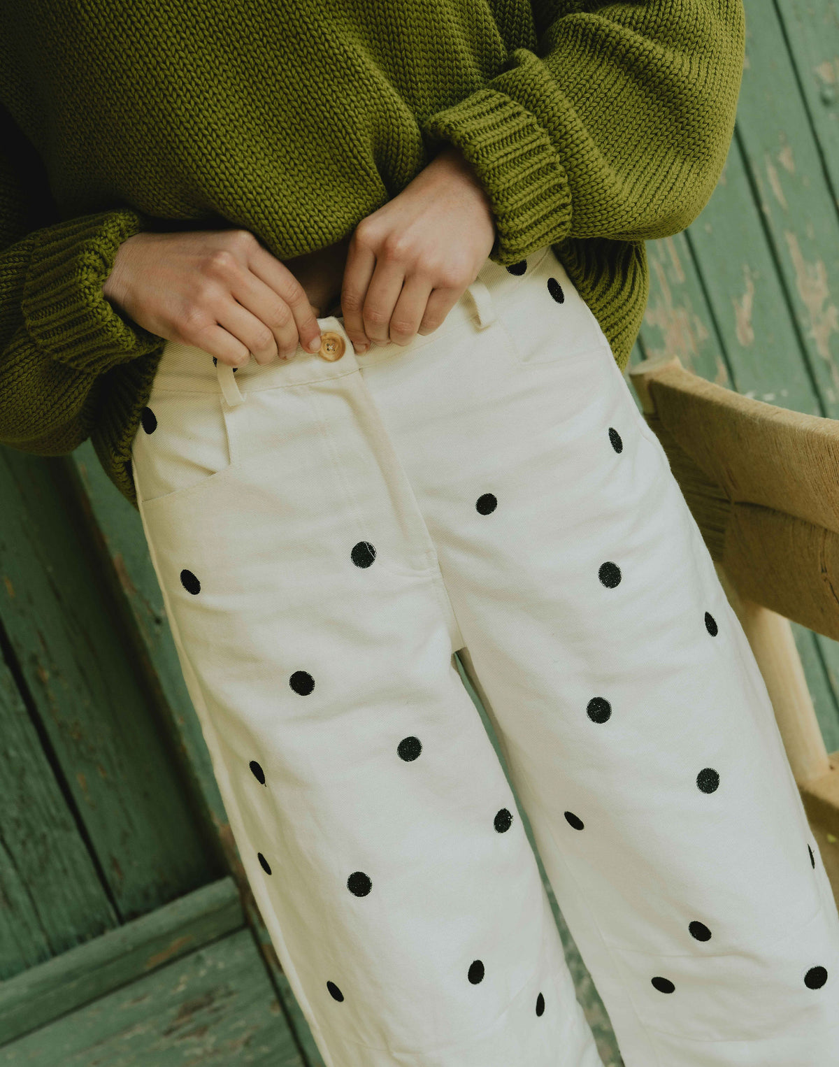 detail fermeture pantalon femme taille haute boutonniere et ceinture finition propre couture