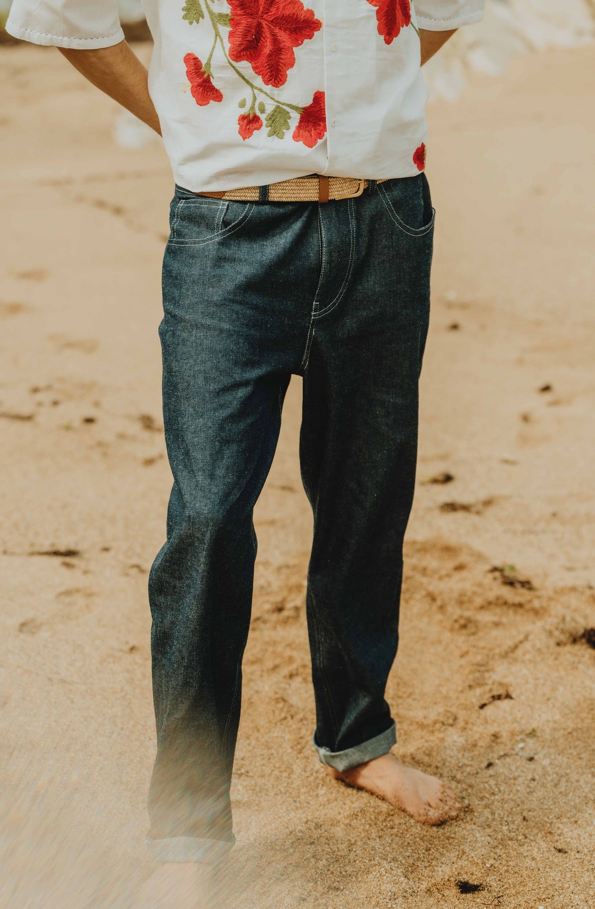 Détail du patron de couture pantalon homme Laurent en version denim avec surpiqures contrastantes et coupe droite.