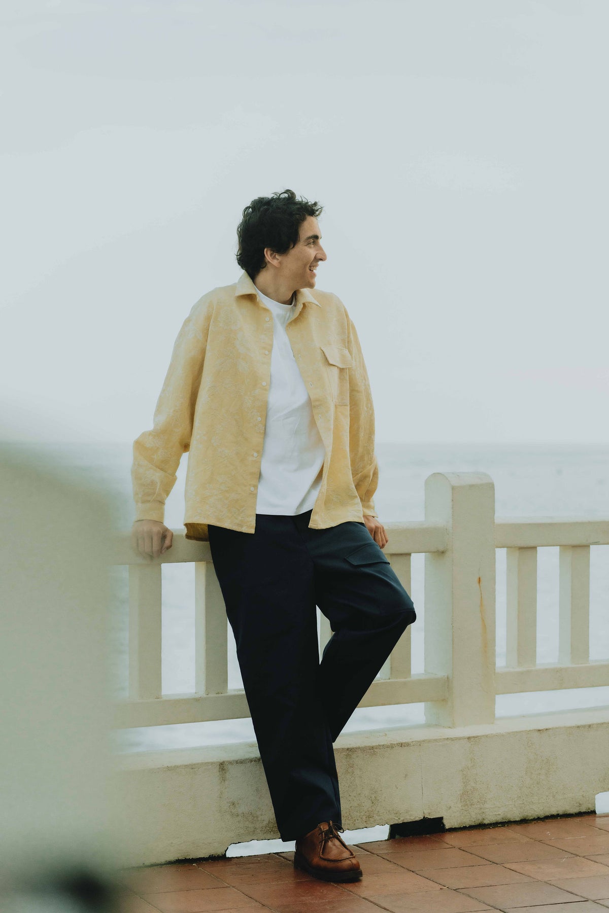 Pantalon homme Thibault mettant en valeur sa coupe droite, sa taille élastiquée et son style polyvalent