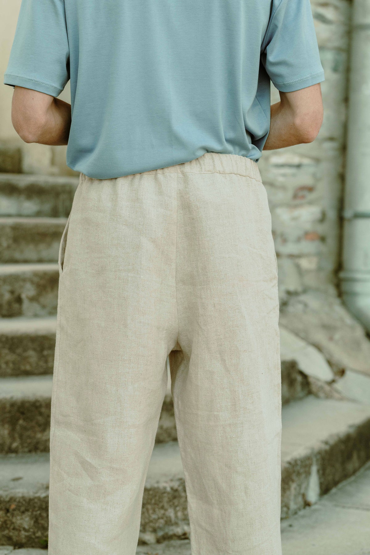 Détail dos du pantalon homme Thibault mettant en avant la taille élastiquée et le volume confortable de la coupe
