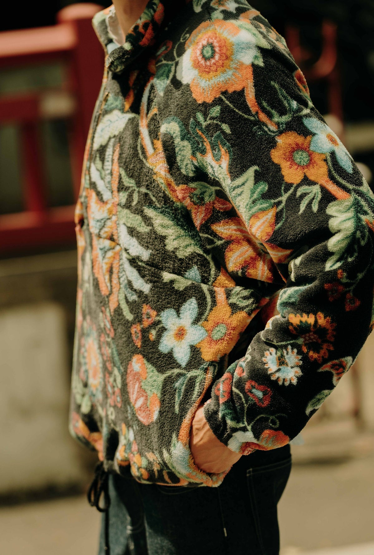 Détail matière du patron de couture sweat homme Thomas en polaire imprimée avec poches côtés et coupe ample
