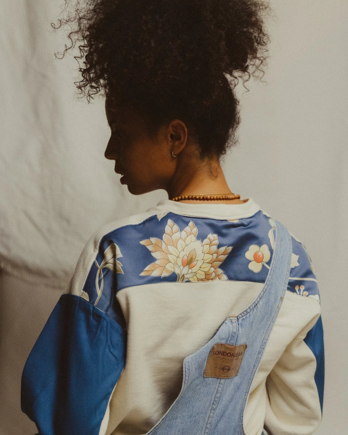 Patron du sweat Simone Maéli avec des empiècements bleus upcyclés au dos.