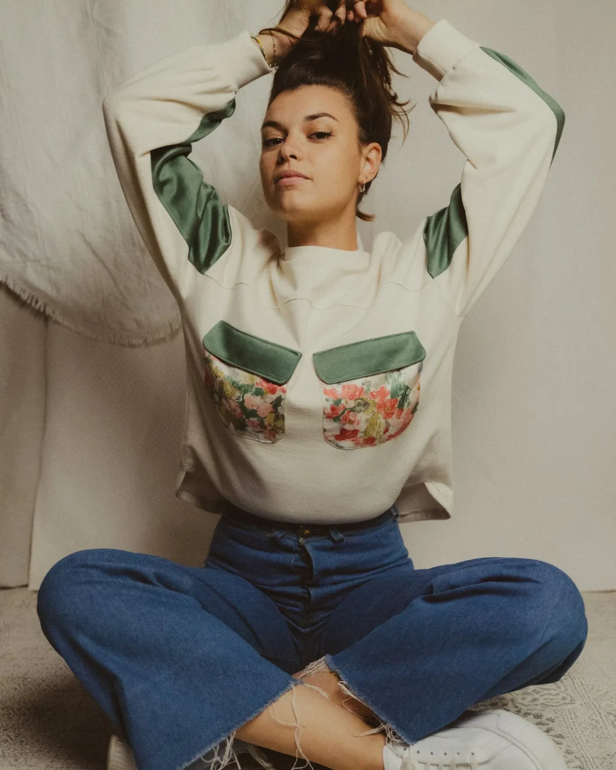 Patron du sweat Simone Maéli Paris avec des empiècements upcyclés verts et fleuris.