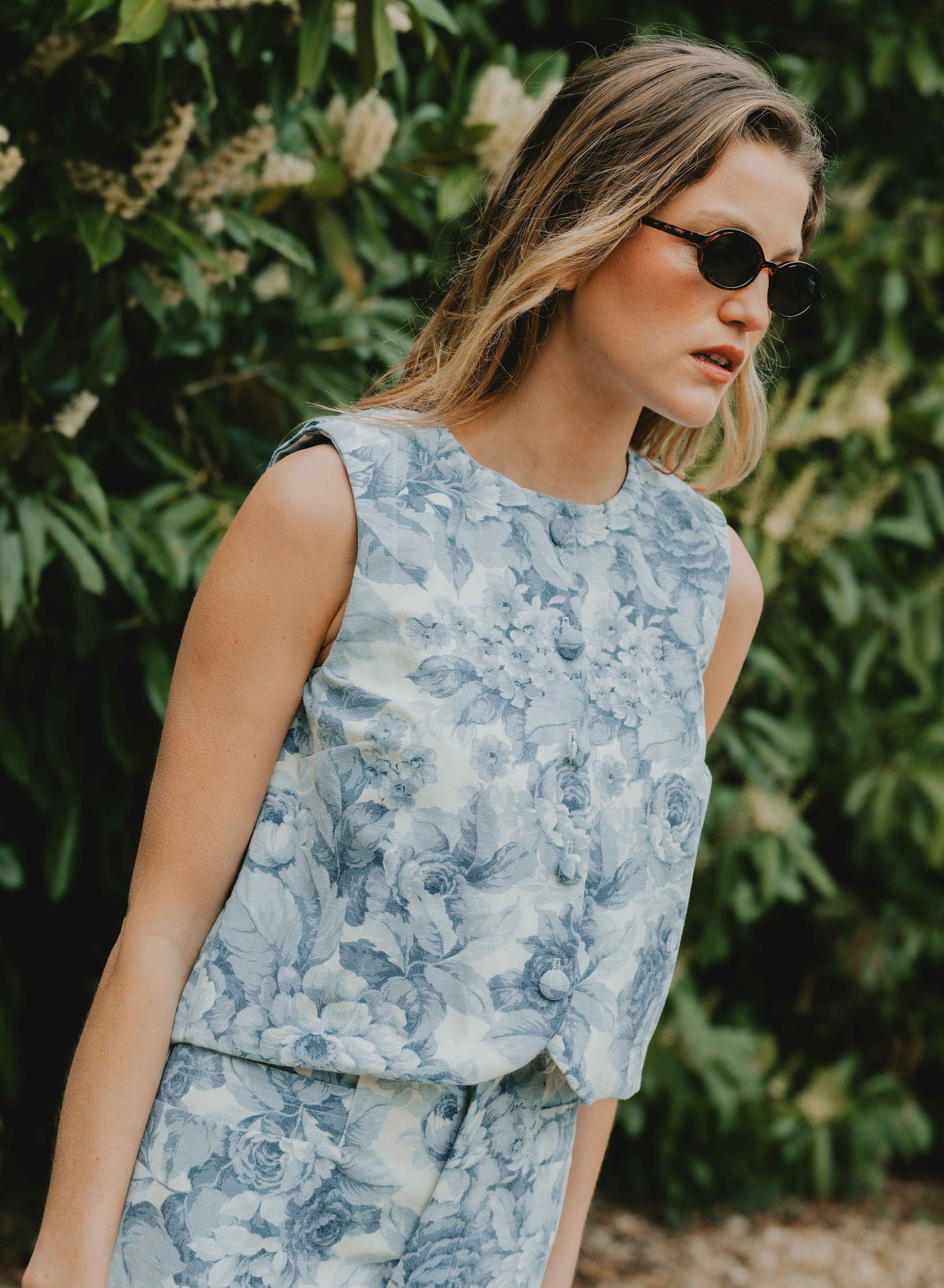 Patron de couture top croisé Victoire avec encolure ronde et coupe sans manches, modèle facile