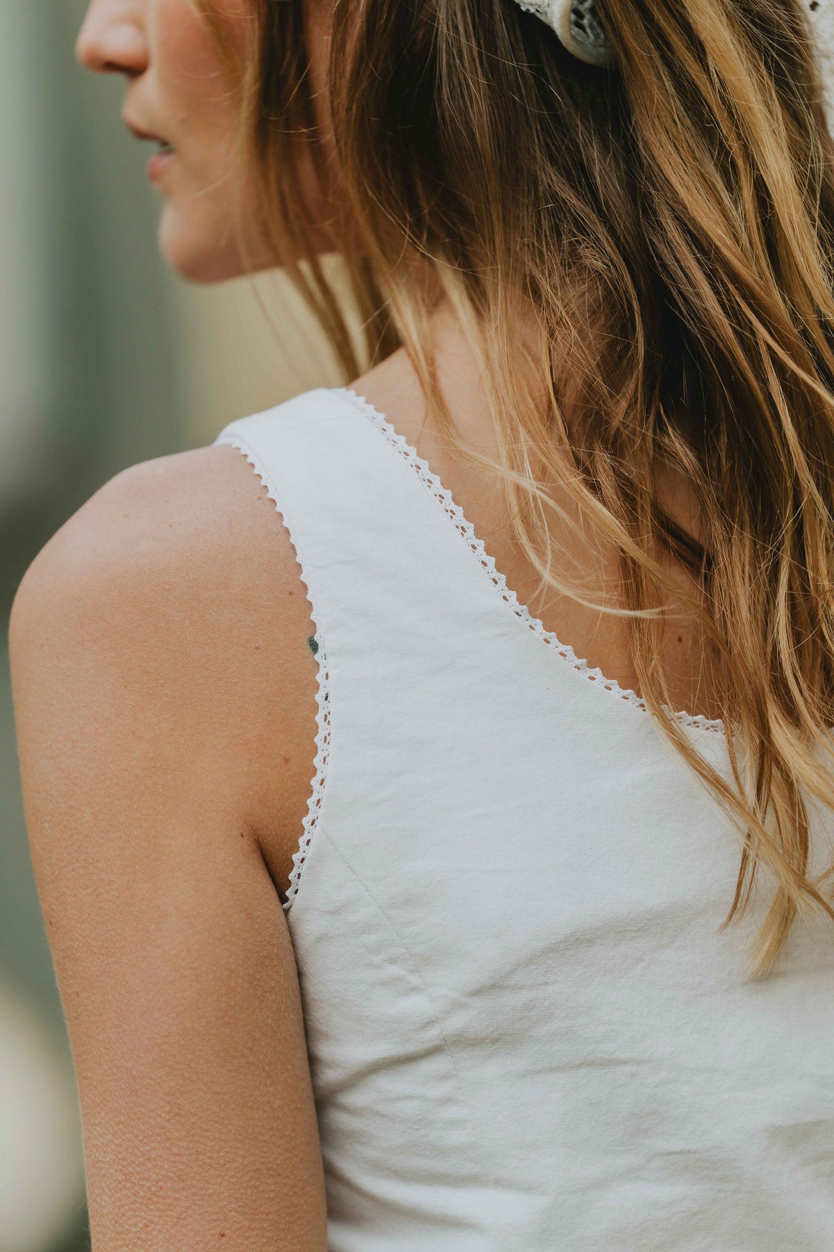 Patron de couture top Delphine détail encolure arrondie avec finition brodée