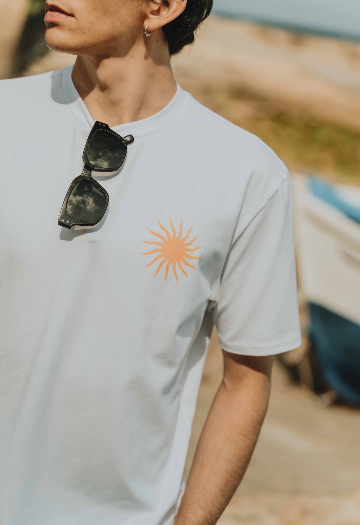 Détail du patron de couture T-shirt homme Julien avec encolure ronde en bord-côte et coupe confortable en jersey.