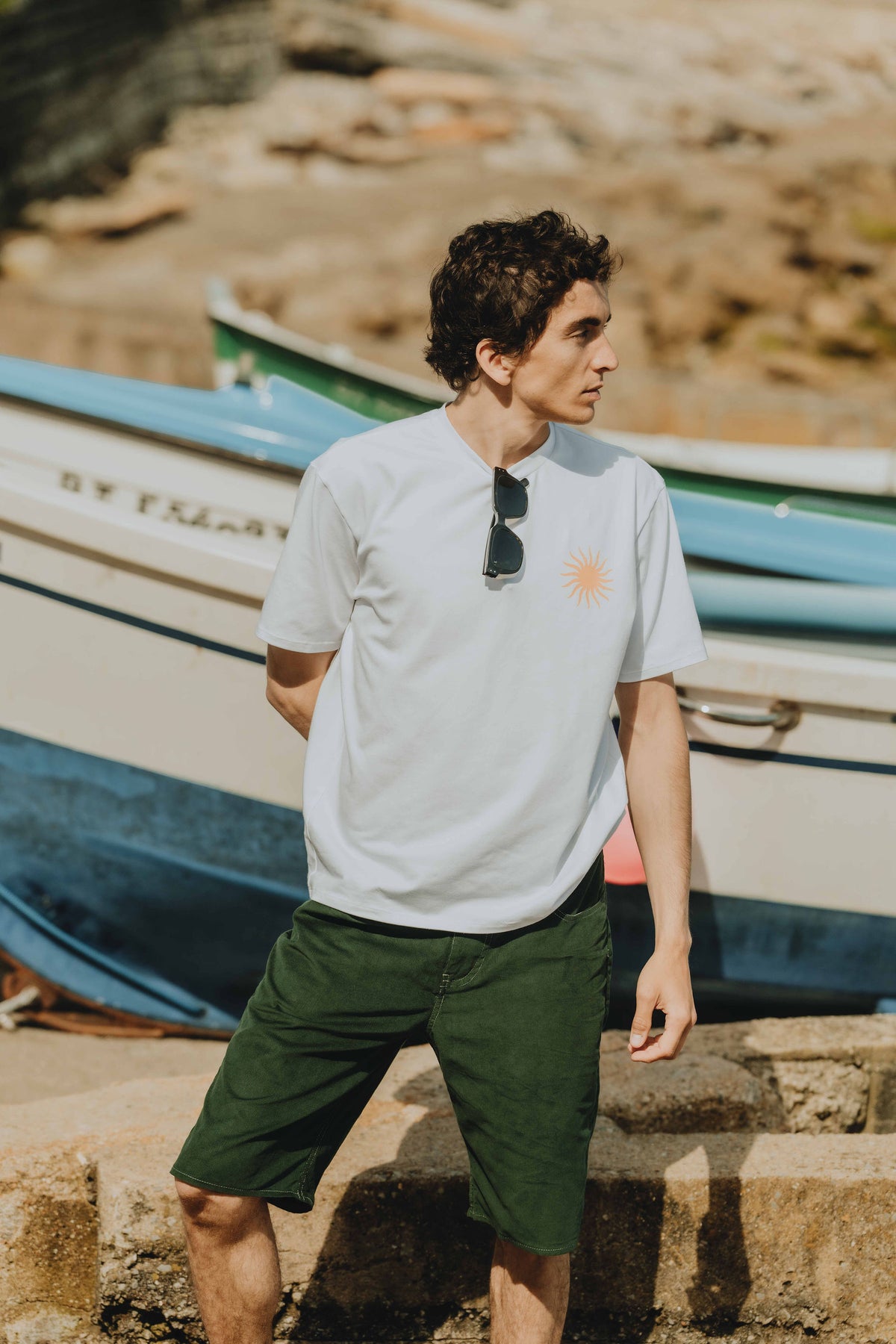 Patron de couture T-shirt homme Julien porté avec un short, modèle confortable à manches courtes et coupe droite