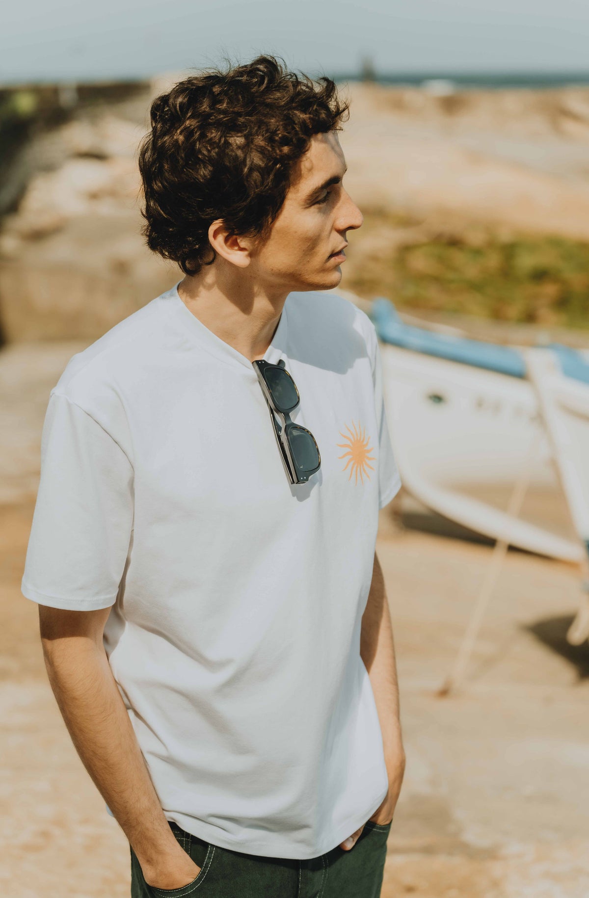 Vue de profil du patron de couture T-shirt homme Julien mettant en valeur sa coupe droite et ses manches courtes