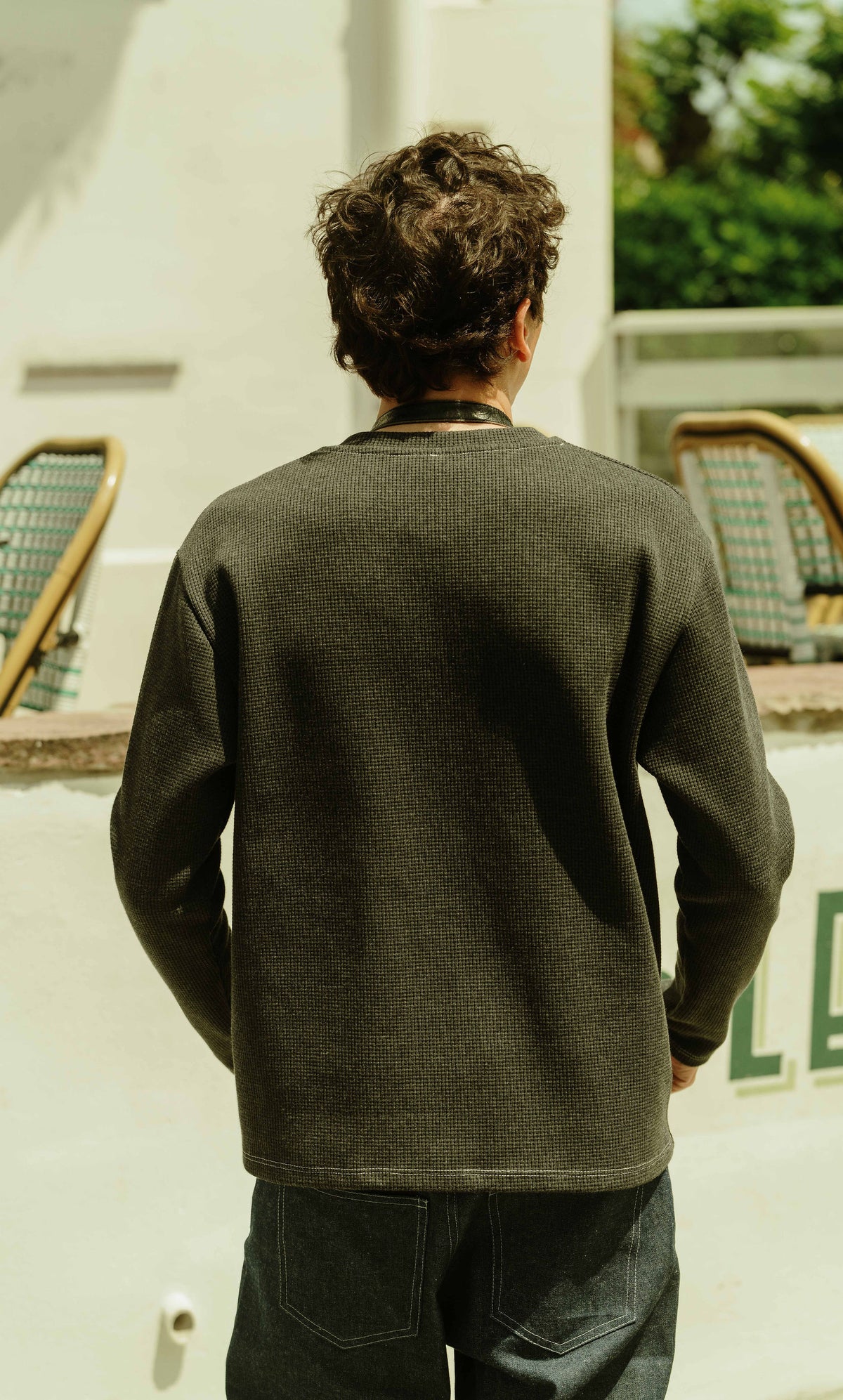 Vue dos du patron de couture T-shirt homme Julien en version manches longues avec ligne épurée et coupe confortable