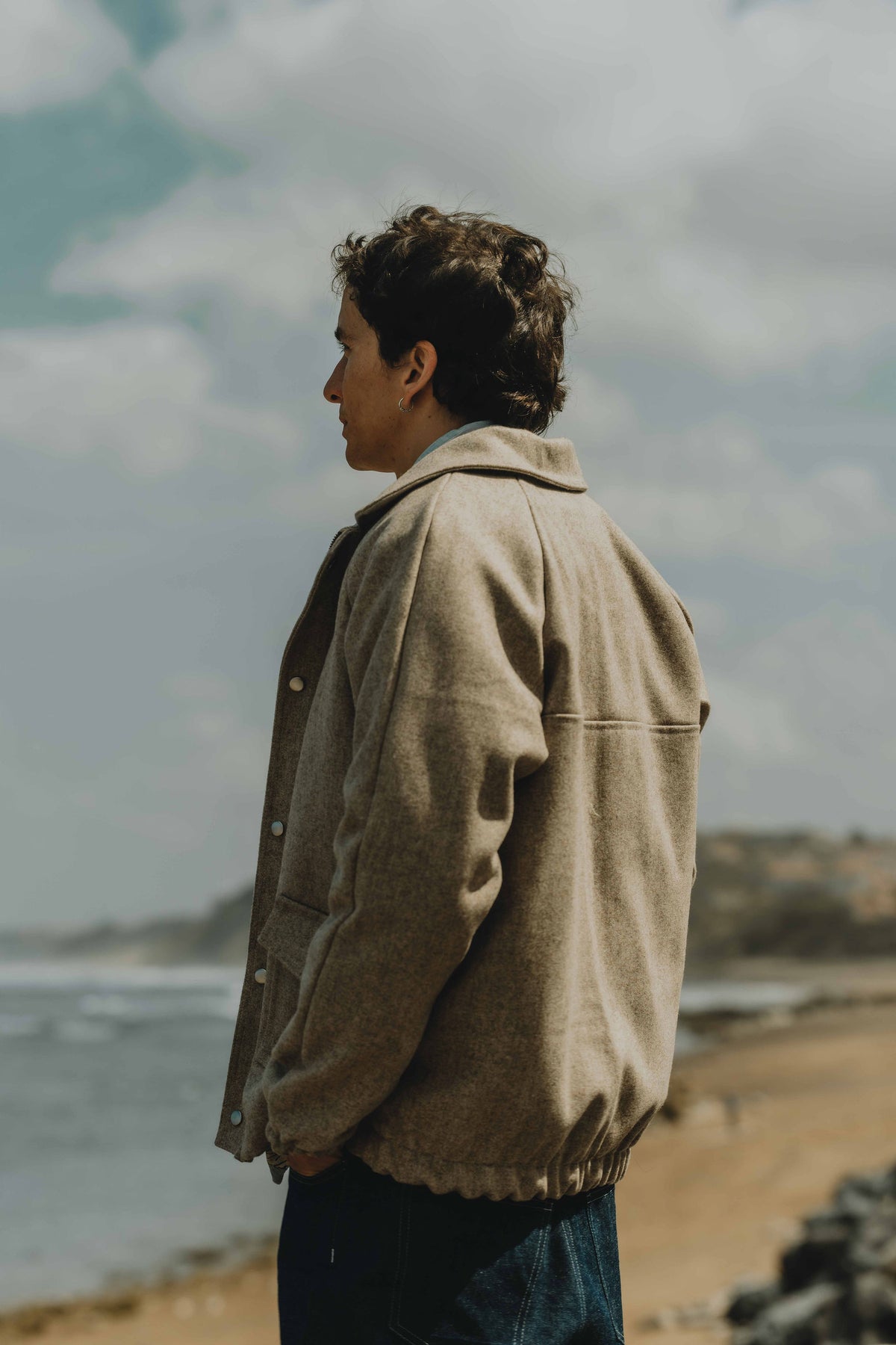 Vue de profil de la veste homme Adrien mettant en valeur les manches raglan et le bas élastiqué