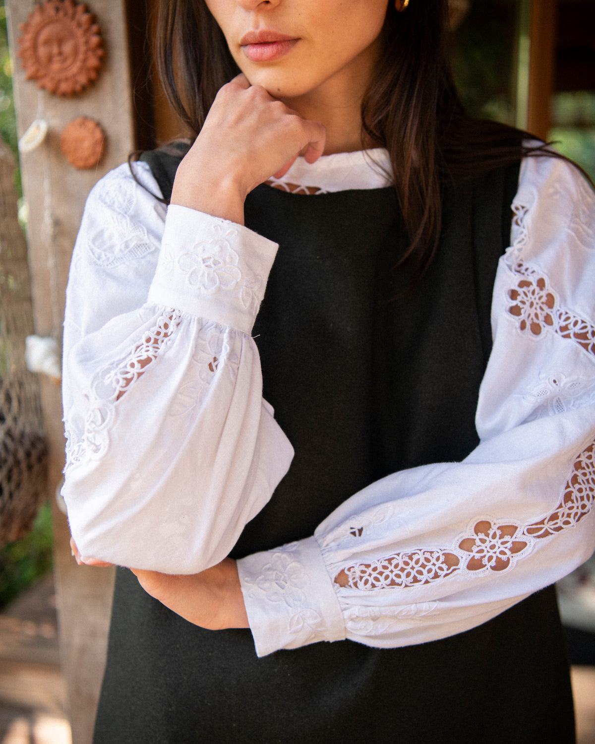 robe chasuble noire avec blouse broderie anglaise look couture femme