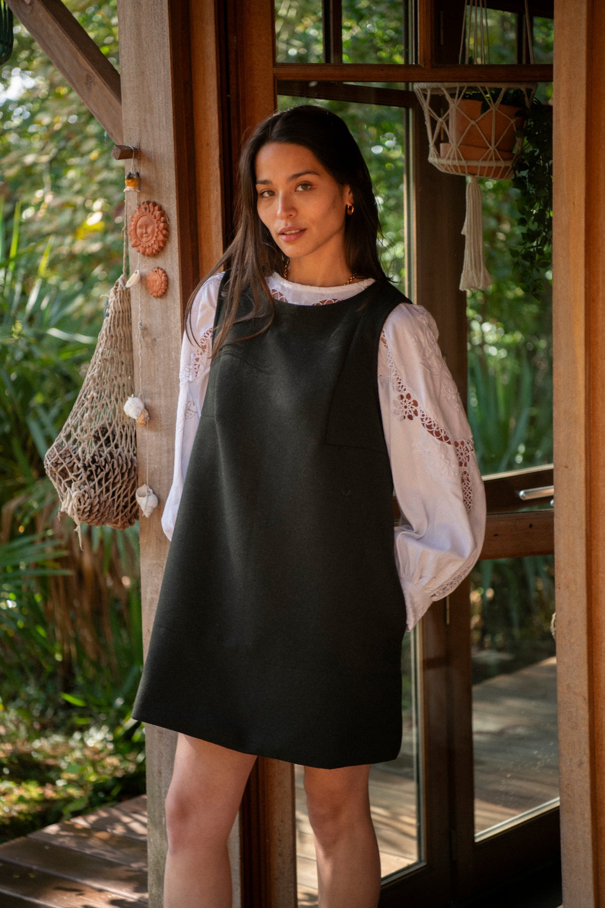 robe chasuble noire femme portee avec blouse blanche couture look hiver