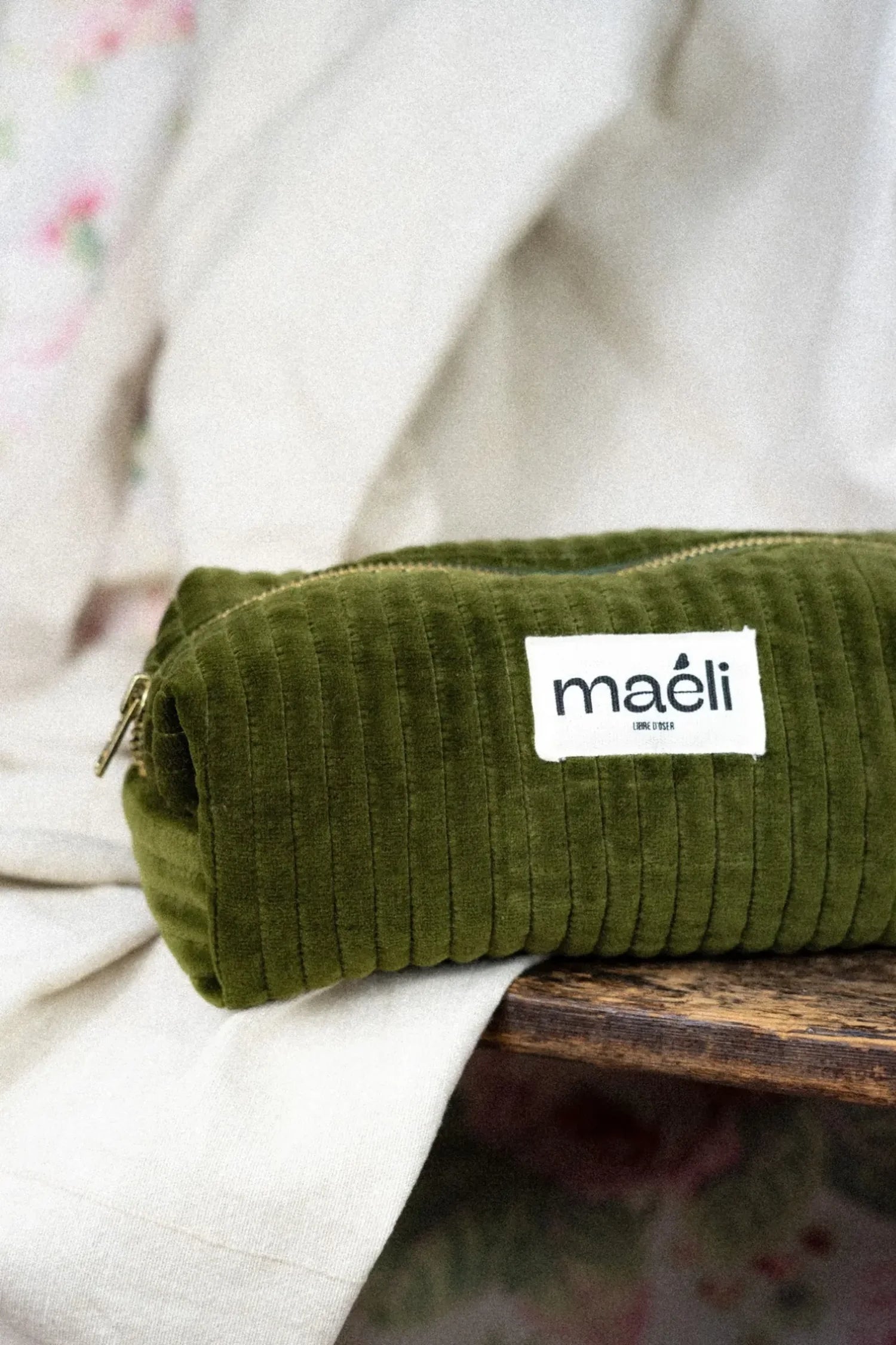 Kit couture de la trousse Joséphine by Maéli en velours vert. 