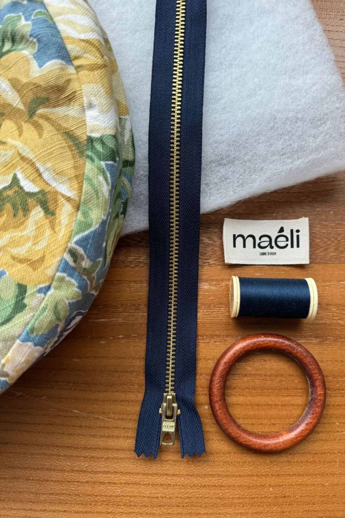 Kit mercerie marine pour réaliser le sac demi-lune Noémie de Maéli.
