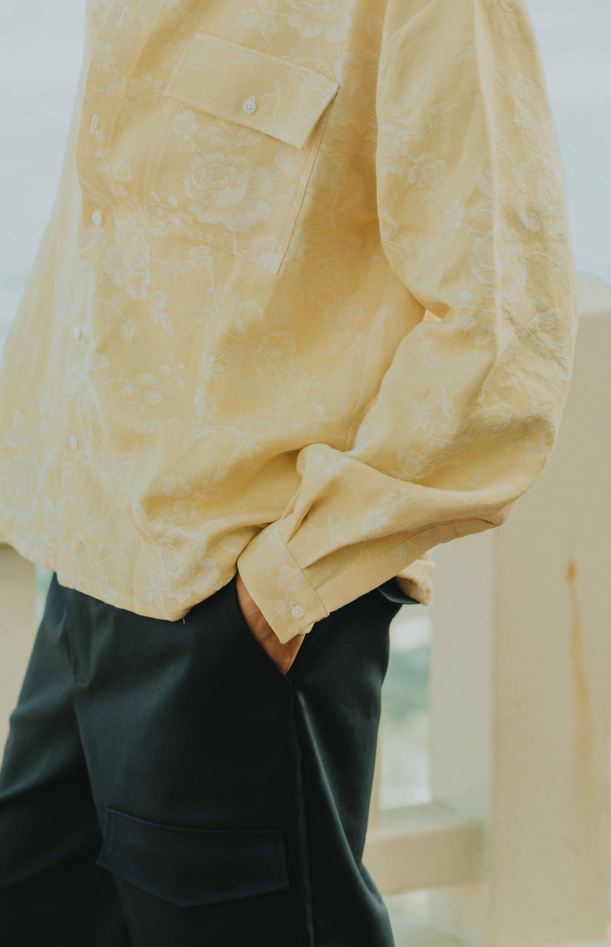 Detail du poignet boutonne et de la manche longue du patron de couture chemise homme Clement