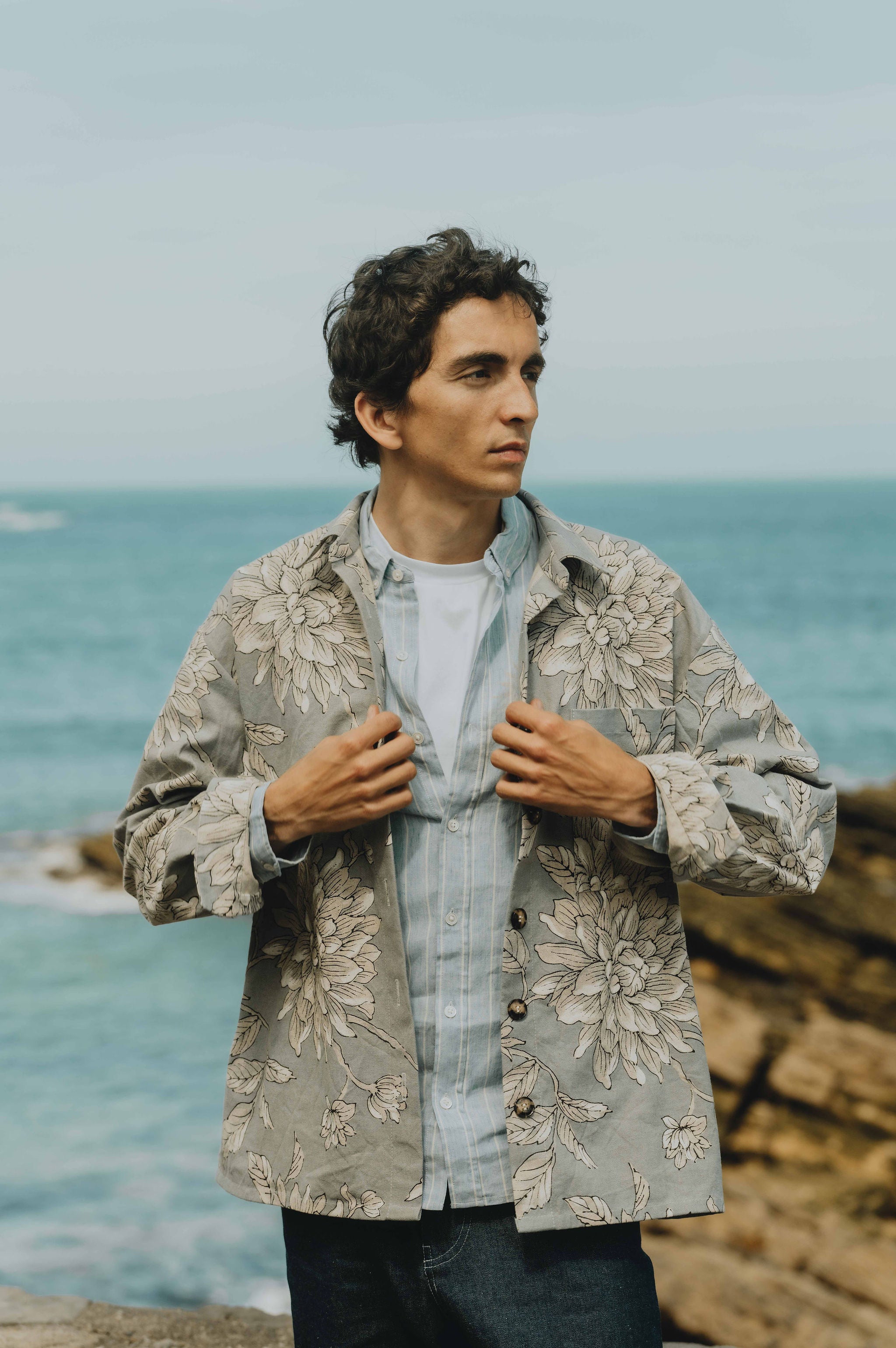 Patron de couture chemise homme Clement porte en surchemise, coupe ample et confortable ideale pour l upcycling textile