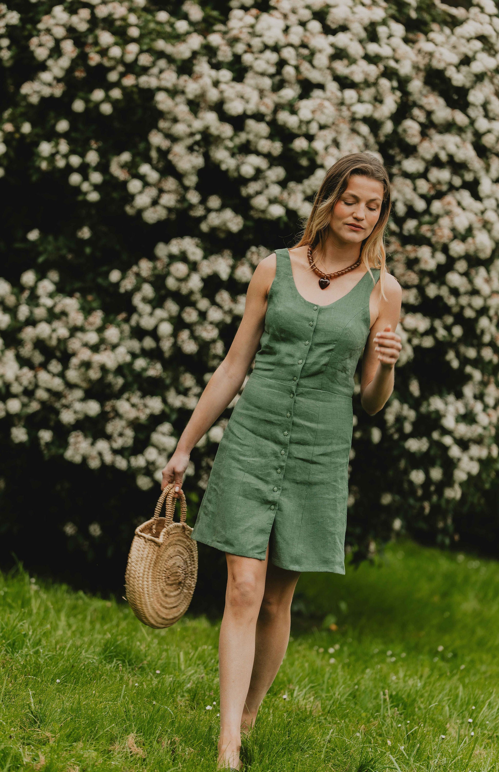 Patron de couture robe ajustée Delphine sans manches, version verte avec coupe droite