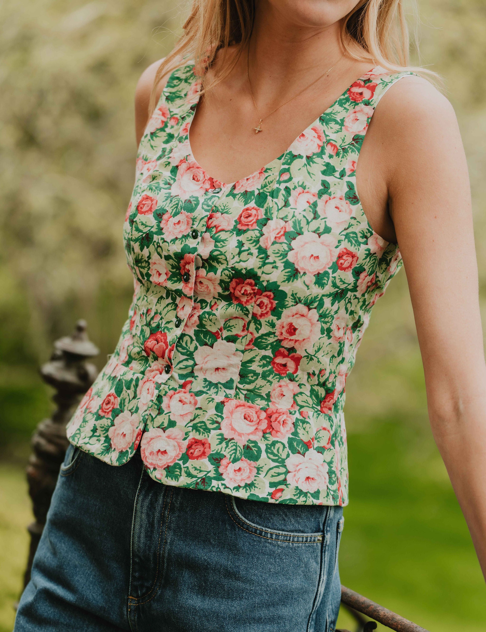 Patron de couture top Delphine sans manches avec boutonnage devant, version tissu fleuri