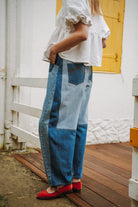 patron pantalon coupe barrel decoupes contrastantes style upcycling assemblage de pieces jean