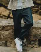 Detail du pantalon homme Thibault avec coupe droite confortable et finition ourlet revers en denim