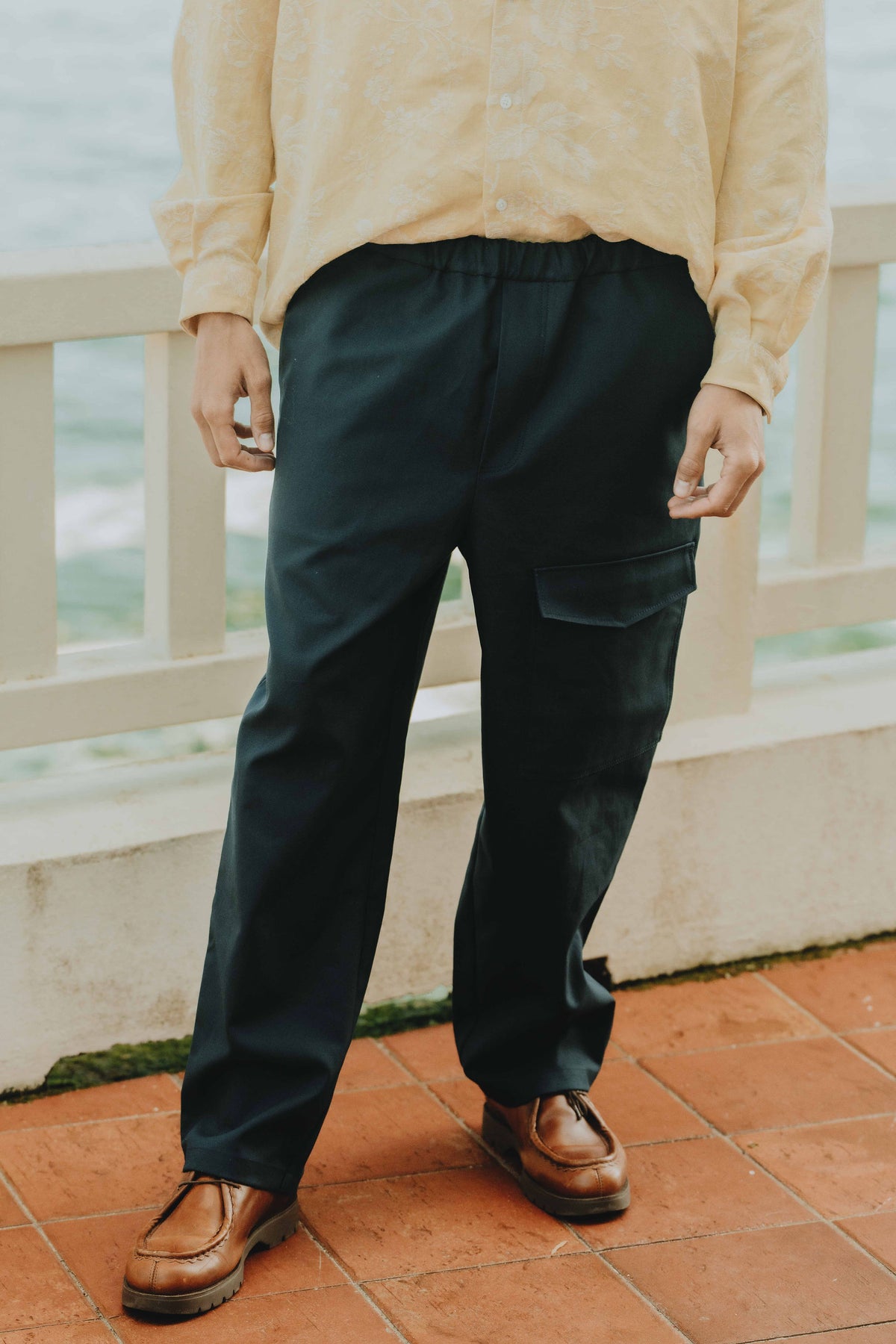 Vue de face du pantalon homme Thibault avec poche cargo optionnelle, taille élastiquée et coupe confortable