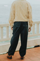 Vue dos du pantalon homme Thibault avec poches arrière à rabat et coupe droite légèrement ample