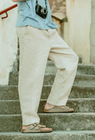 Détail de la jambe du pantalon homme Thibault mettant en avant la coupe droite et le tombé fluide du modèle
