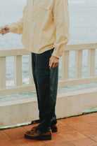 Détail de la poche cargo du pantalon homme Thibault avec rabat et finitions couture soignées
