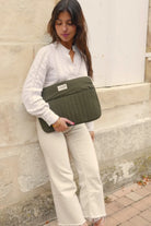 Pochette Rosie kaki, matelassage et poche pour ordinateur portable.