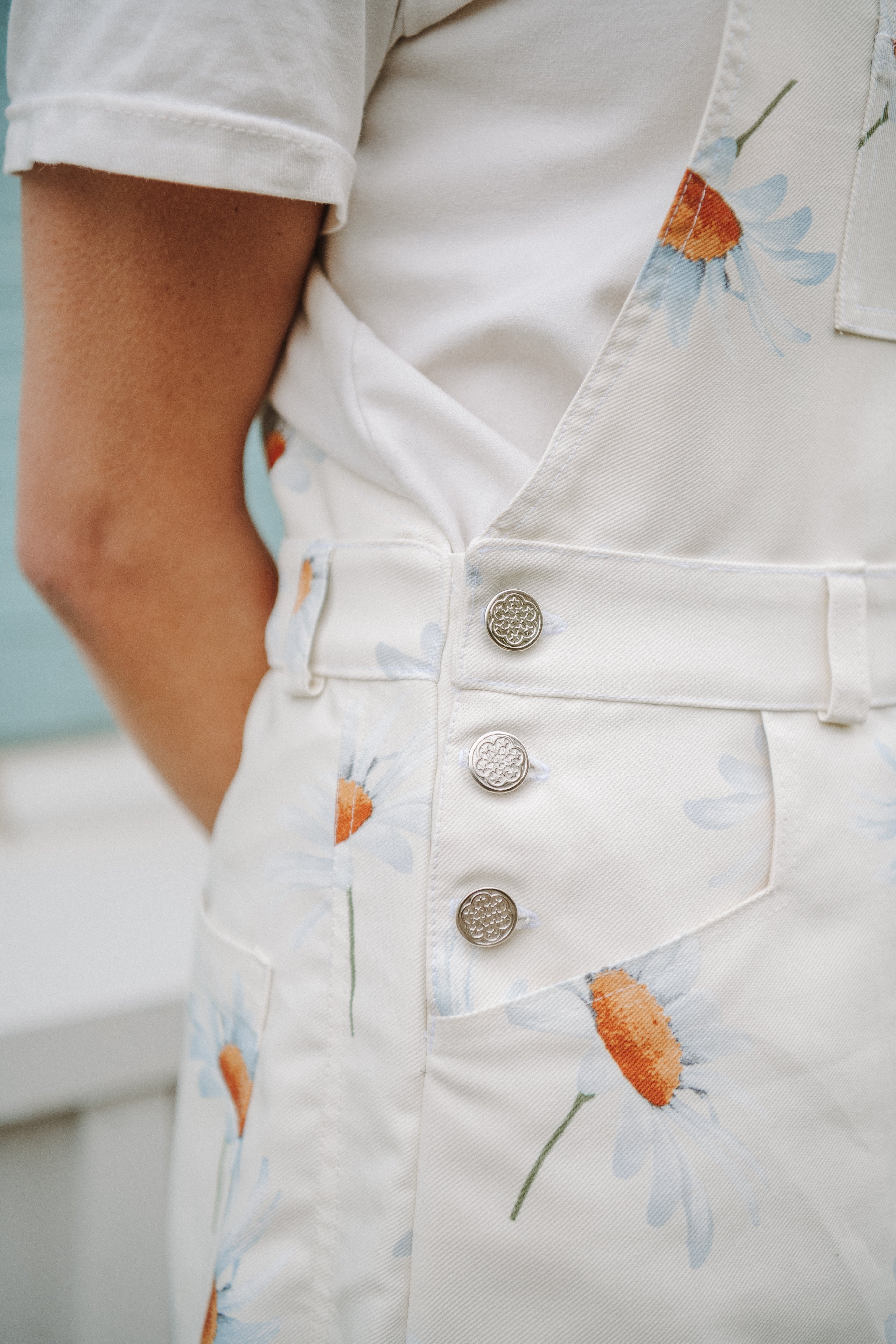 detail salopette femme anais boutonnage cote ajustement taille et finitions couture