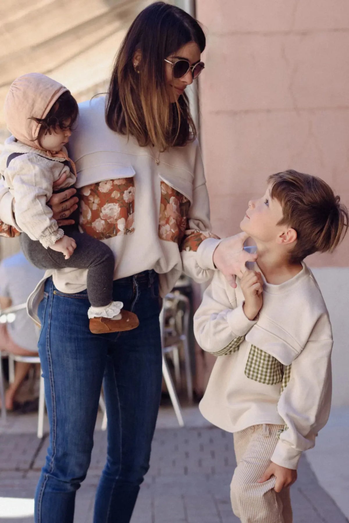 Patron de couture Simone pour femmes et enfants. Sweat à poches et empiècements.